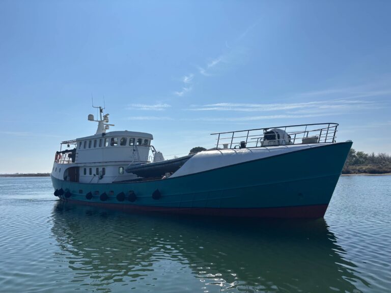 expedition-vessel-long-range-29m-810675_6a9fad750eb74.jpg