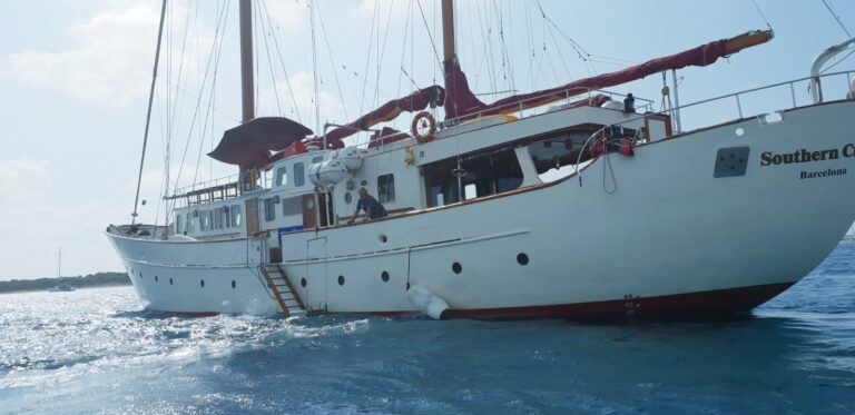 one-off-motorsailer-811788_68dbfb27baf31.jpg