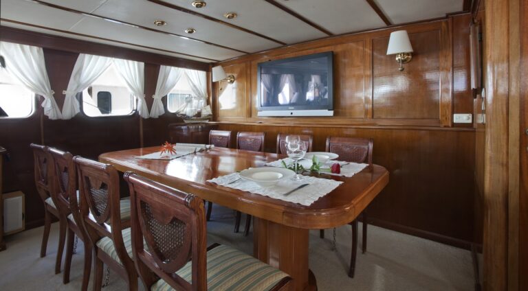 one-off-motorsailer-811788_68dc02e26a48a.jpg