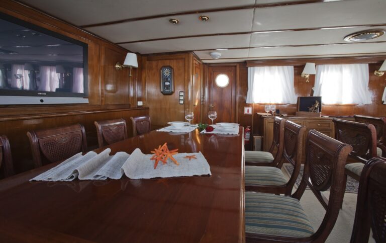 one-off-motorsailer-811788_68dc02e32e452.jpg