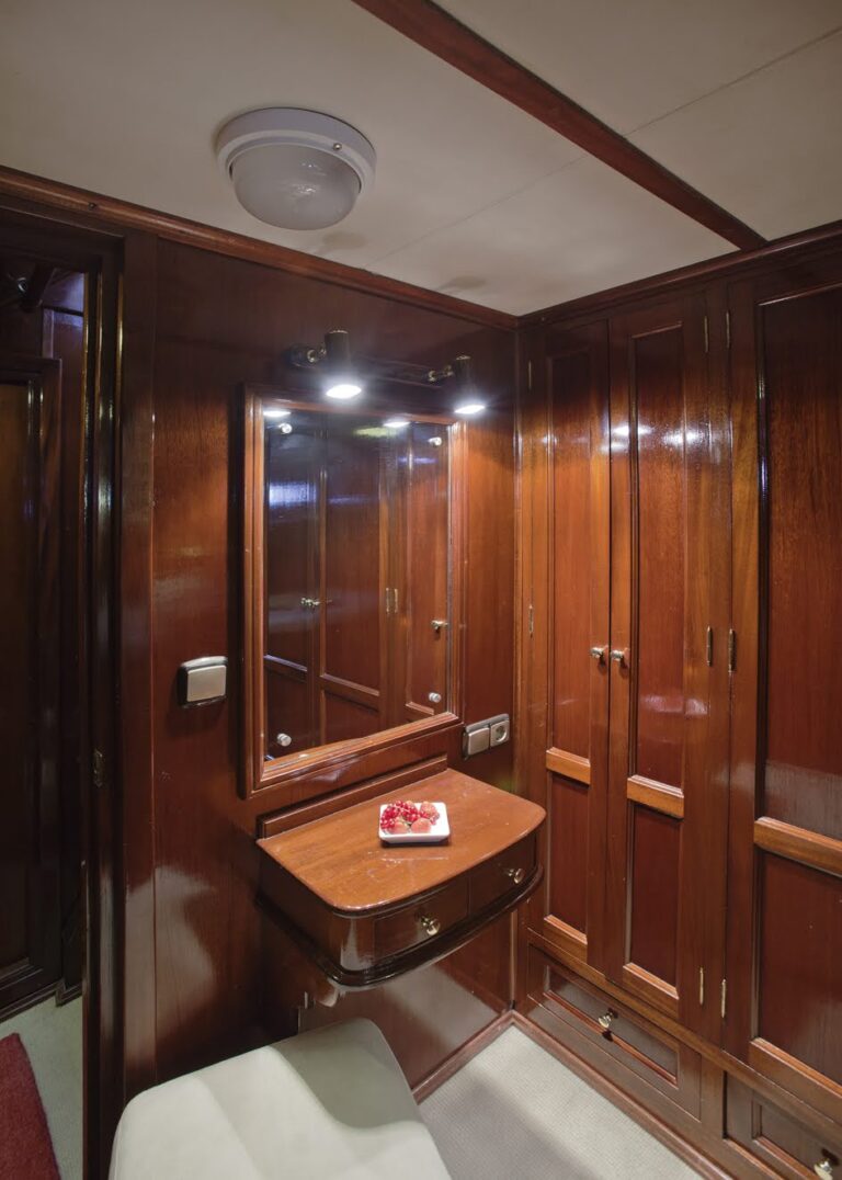 one-off-motorsailer-811788_68dc02efb59b2.jpg