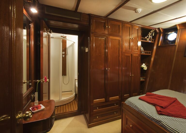 one-off-motorsailer-811788_68dc02f220f6b.jpg